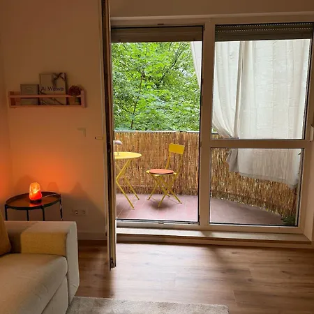 Altstadt-apartment Halle An Oper Und Uni, Blick Ins Gruene, Balkon, Kueche Und Bad Modern